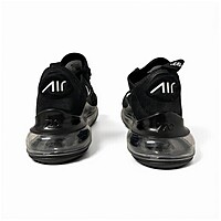 Nike Air Max 720  Negro con detalles blancos.